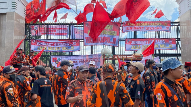 Aksi ormas Pemuda Pancasila saat geruduk DPR tuntut Junimart Girsang minta maaf (Foto ilustrasi).