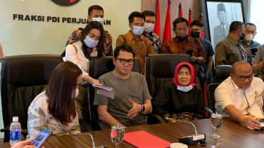 Anggiat Pasaribu bertemu dengan ibunda Arteria Dahlan, di Gedung DPR.