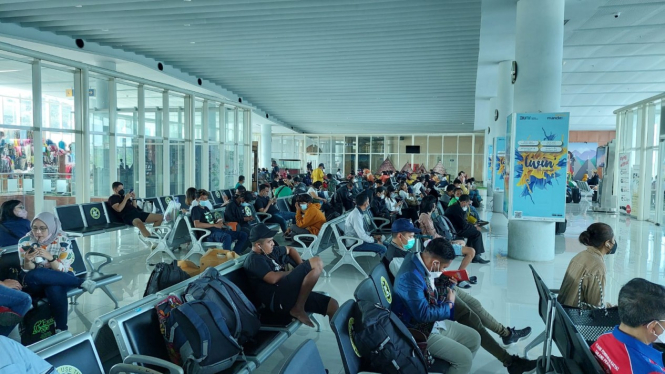 Penumpang pesawat di Bandara Komodo.