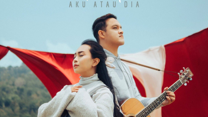Lagu karya Aviwkila, Aku atau Dia