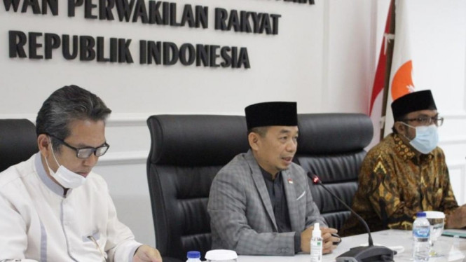 Ketua Fraksi PKS di DPR Jazuli Juwaini. (tengah)