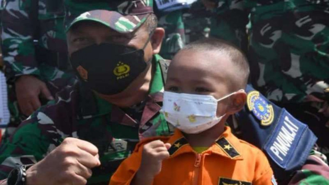 VIVA Militer: Foto bersama Marsekal TNI Fadjar Prasetyo dengan Egi Ryuji
