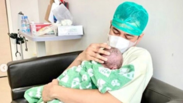 Raffi Ahmad menggendong anak keduanya