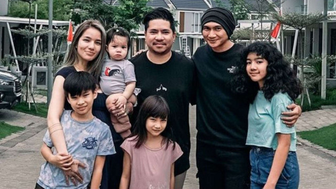 Foto Bersama Keluarga Sheila dan Anji