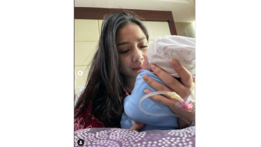 Nagita Slavina Menggendong Baby R