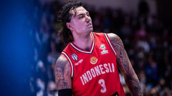 Pemain timnas basket Indonesia, Brandon Jawato saat berhadapan dengan Lebanon.