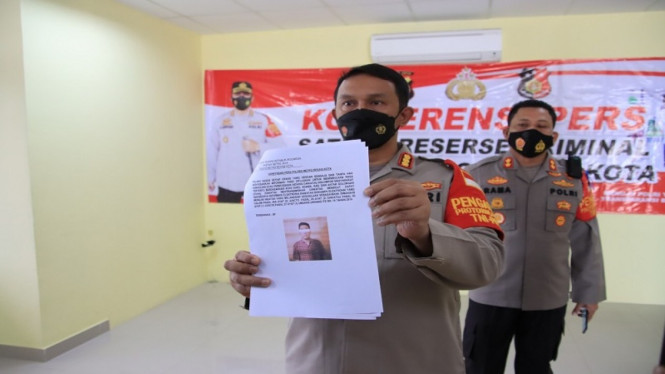 Kapolres Metro Bekasi Kota Kombes Aloysius tunjukan wajah pelaku penistaan agama