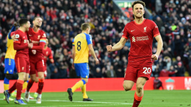 Striker Liverpool, Diogo Jota merayakan gol