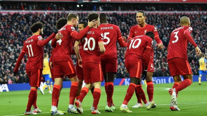 Para pemain Liverpool merayakan gol