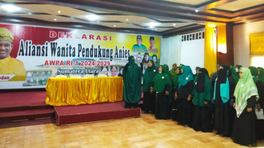 Sejumlah wanita yang tergabung dalam AWPA RI-Sumatera Utara secara terbuka deklarasi mendukung Anies Rasyid Baswedan sebagai calon presiden dalam pemilu tahun 2024, di Medan, Sumatera Utara, Sabtu, 27 November 2021.