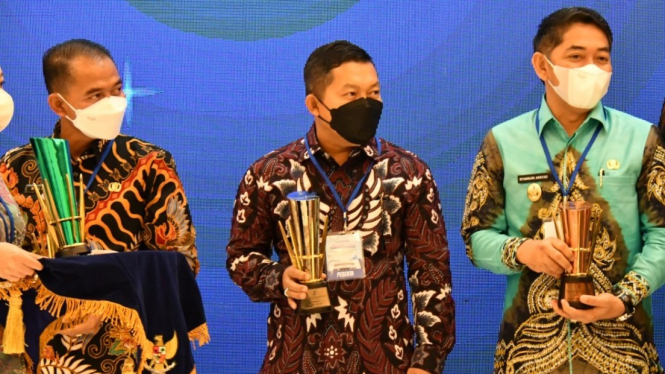 Bupati Banggai Ir. H. Amirudin (tengah).