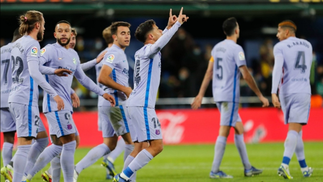 Para pemain Barcelona merayakan gol. 
