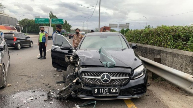 Mobil Mercy  melawan arah dan menabrak mobil lainnya tol Cakung.