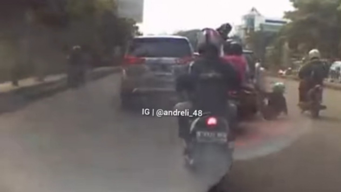 Viral Ban Truk Mental Kena Pengendara Motor hingga Jatuh