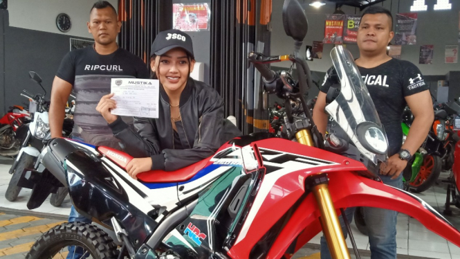 Pedangdut Clara Gopa beli motor trail untuk taklukan Gunung Bromo