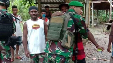 VIVA Militer: Pasukan Yonif 131/Braja Sakti berpamitan dengan masyarakat Papua