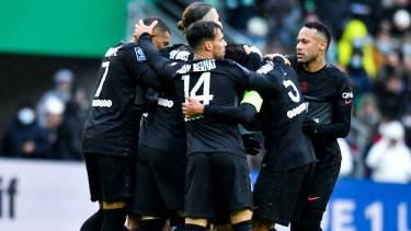 PSG merayakan gol