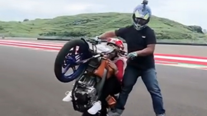 Viral aksi freestyle di sirkuit mandalika.