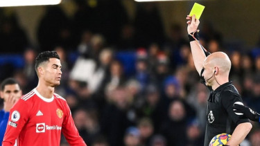 Cristiano Ronaldo mendapat kartu kuning dari wasit Anthony Taylor
