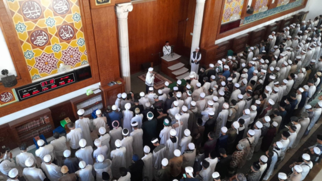 Ratusan jamaah sholati jenazah Ameer Azzikra.