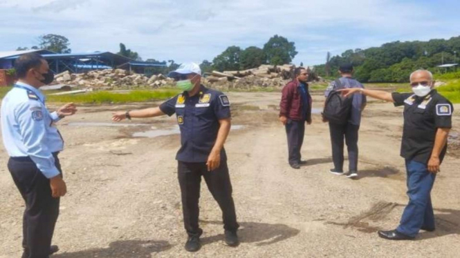 Tim Imigrasi dan Penindakan Divisi Keimigrasian Kantor Wilayah Kementerian Hukum dan HAM Kalimantan Barat mendata orang asing di lokasi PT PT Kawedar Wood Industri di wilayah Kapuas Hulu, Kalimantan Barat, 29 November 2021.