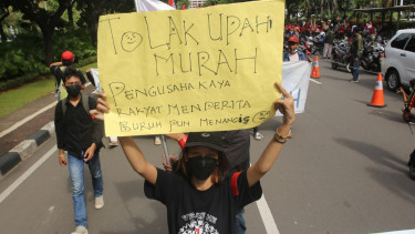 Aksi Demo Buruh Tuntut Kenaikan Upah