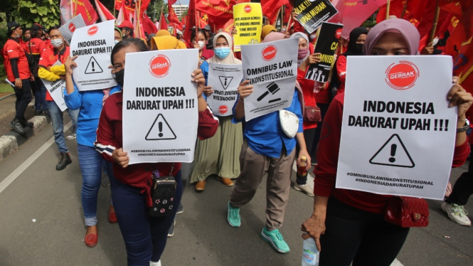 Aksi Demo Buruh Tuntut Kenaikan Upah