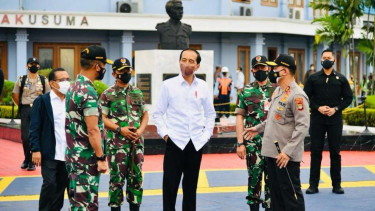 Presiden Jokowi di Lanud Halim Perdanakusuma Jakarta Sebelum ke Jatim