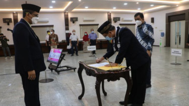 Rektor Unej Iwan Taruna (kiri) melantik Prof M. Areif Amrullah sebagai Direktur Program Pascasarjana.