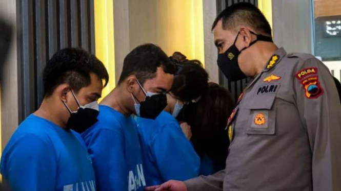 6 orang pelaku penipuan dengan cara menggendam korbannya ditangkap polisi.