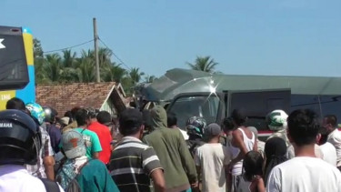 Bus micro milik Lapas Perempuan Jambi ditabrak bus hingga terguling di jalan
