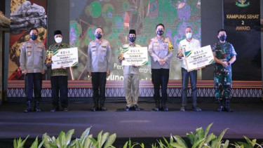 Kabaharkam Polri dan Kapolda NTB memberikan hadiah pemenang Kampung Sehat