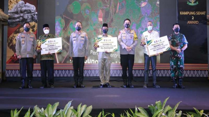 Kabaharkam Polri dan Kapolda NTB memberikan hadiah pemenang Kampung Sehat