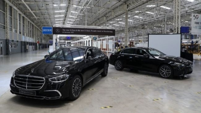 Mercedes-Benz S-Class dan E-Class di Pabrik Wanaherang.