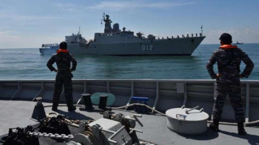 VIVA Militer: Prajurit TNI AL KRI I Gusti Ngurah Rai sambut kapal perang Vietnam