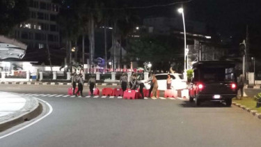 Polisi melakukan penutupan jalan di sekitar Monas, Jakarta Pusat.