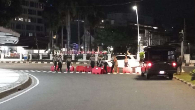 Polisi melakukan penutupan jalan di sekitar Monas, Jakarta Pusat.