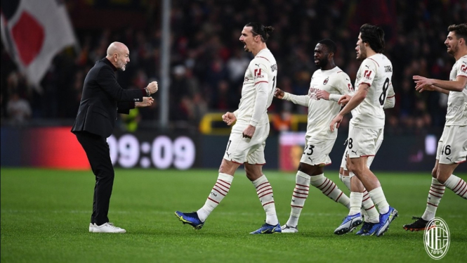 Skuad AC Milan merayakan kemenangan