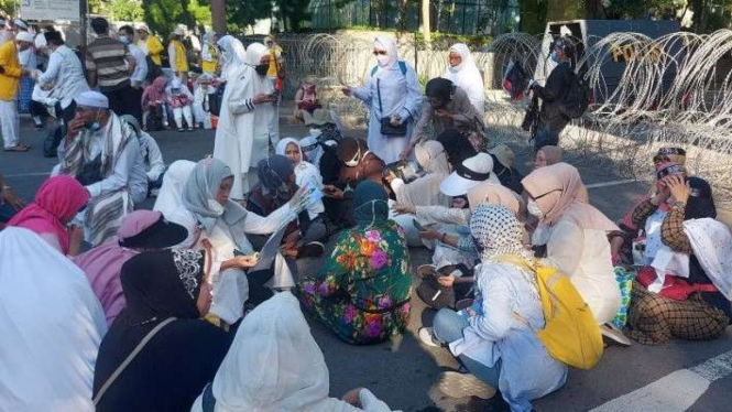 Massa Reuni 212 di Dekat Kawat Berduri