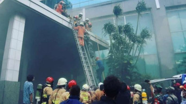 Petugas damkar saat memadamkan api di Gedung Cyber 1, Jakarta Selatan, Kamis, 2 Desember 2021.