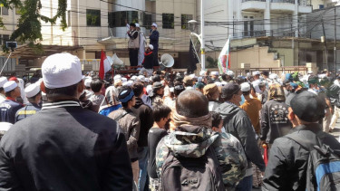 Massa aksi reuni 212 menggelar orasi di Jalan Wahid Hasyim, Jakarta Pusat.