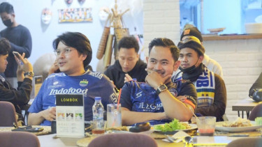 Mantan Presiden Arema FC, Gilang Widya Pramana nonton bareng suporter di Turki