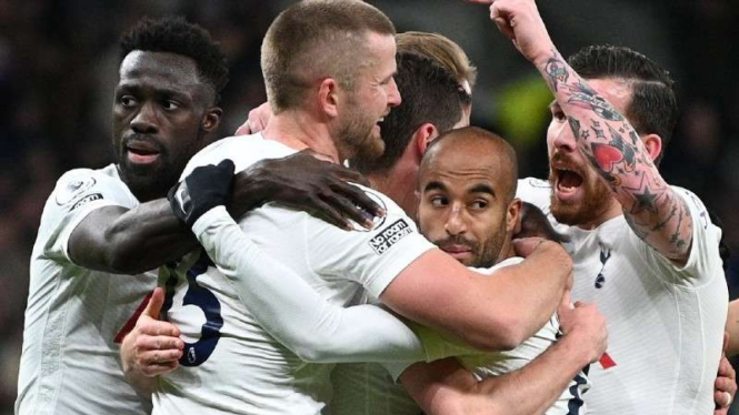 Pemain Tottenham Hotspur rayakan gol.
