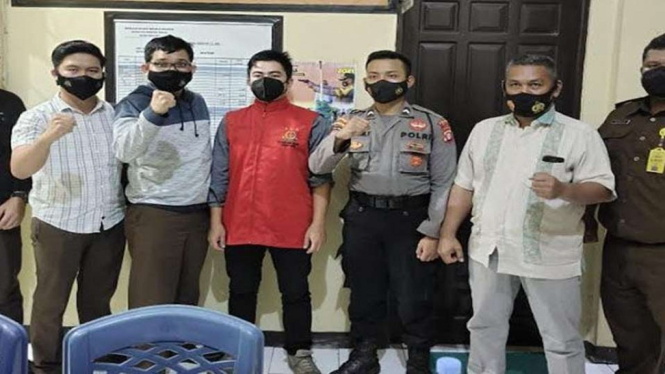 Bendahara Desa Tumbang Laku, berinisial SH (rompi merah), tersangka korupsi Anggaran Dana Desa senilai Rp1,182 miliar di Kabupaten Seruyan, Kalimantan Tengah, saat ditahan oleh Kejaksaan di Kuala Pembuang, 3 Desember 2021.
