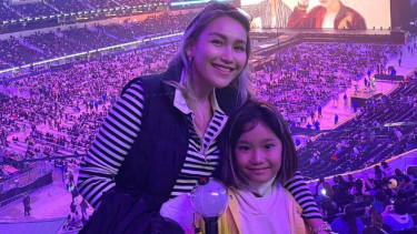Ayu Ting Ting dan Bilqis di konser BTS.