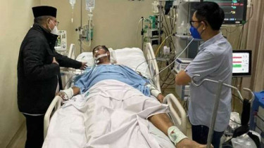 Ketua Umum PAN Zulkifli Hasan bersama Eko Patrio menjenguk Haji Lulung.