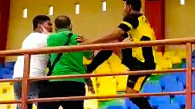 Saktiawan Sinaga menendang suporter lawan