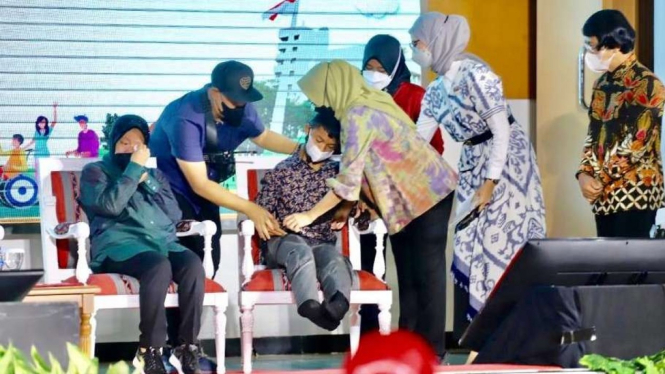 Menteri Sosial Tri Rismaharini menangis saat bertemu penyandang disabilitas.