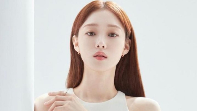 Lee Sung Kyung.