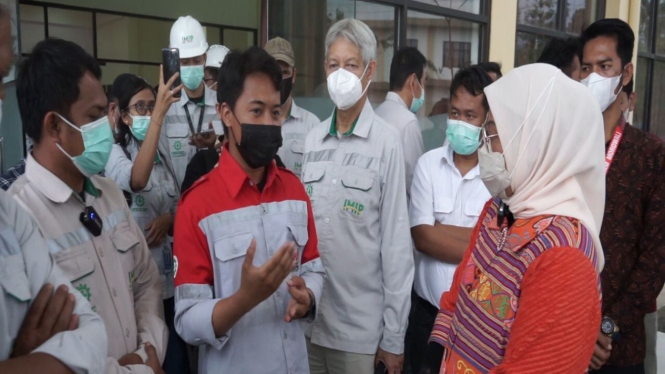 Menteri Ketenagakerjaan berdialog dengan Pekerja.